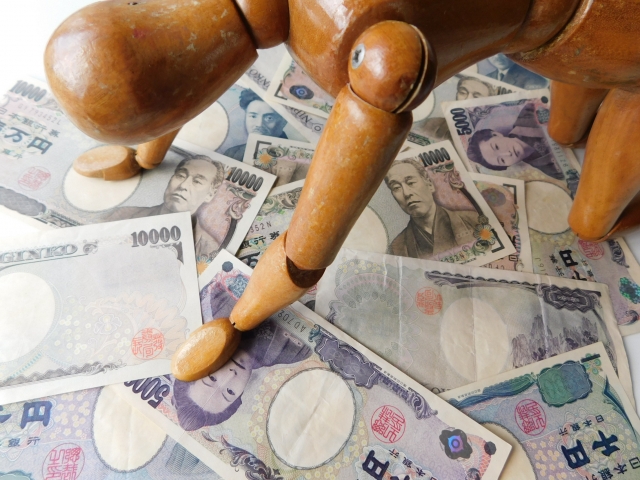 借金を背負う男。阪南市で借金返済の無料相談をする